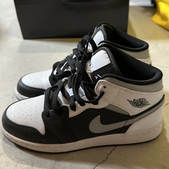 Jordan Air 1 Mid Black/White-Lt Smoke Grey Youth 554725 073 - Size 6Y - Picture 5 of 6